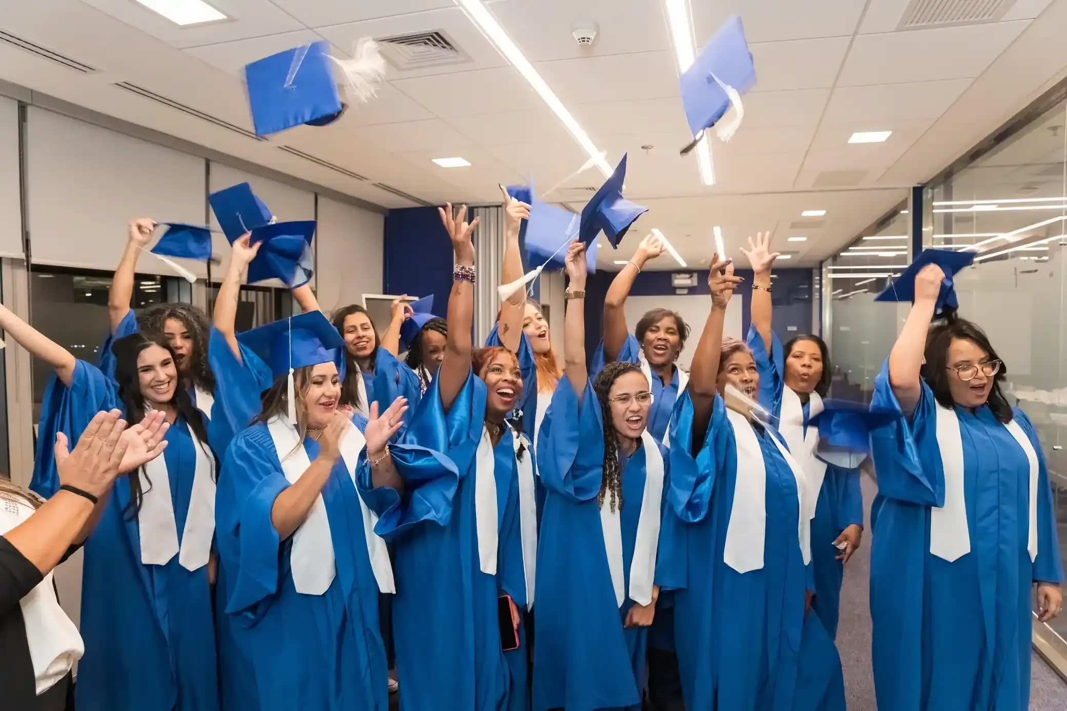 Estudantes celebrando a conquista da formatura no Instituto Seu Técnico